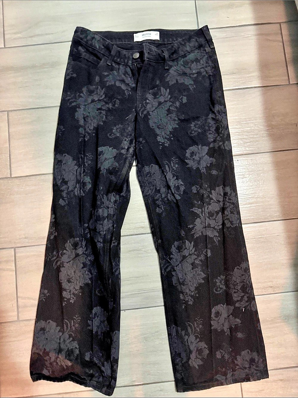 Hollister Low-Rise Baggy Jeans Floral Bootcut Jeans Black Size 2R Like New